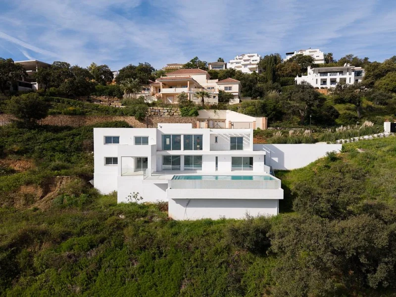 4 Bedroom Private Villa with Terrace for Sale in La Mairena, Marbella
