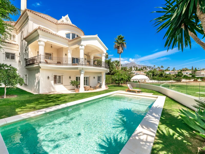 7 Bedroom Private Villa for Sale in Los Naranjos Golf, Nueva Andalucía, Marbella