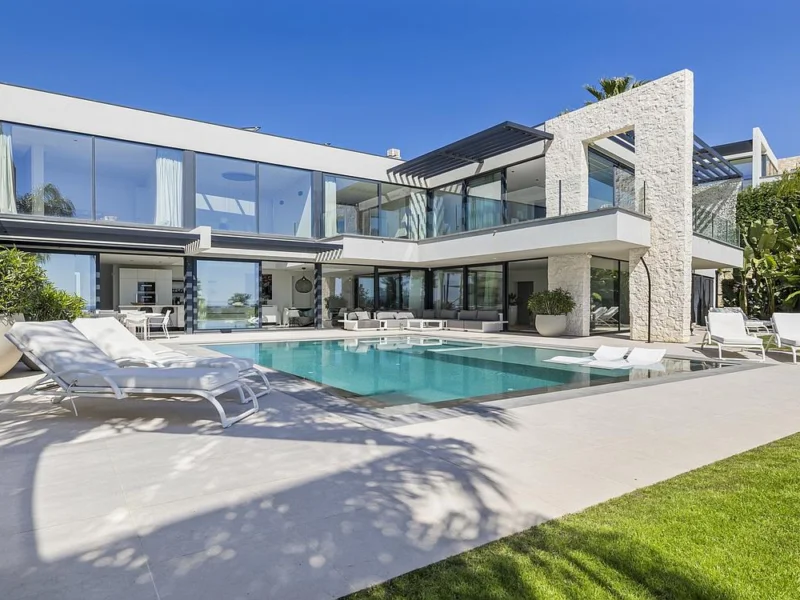 5 Bedroom Private Villa with Terrace for Sale in Benahavís