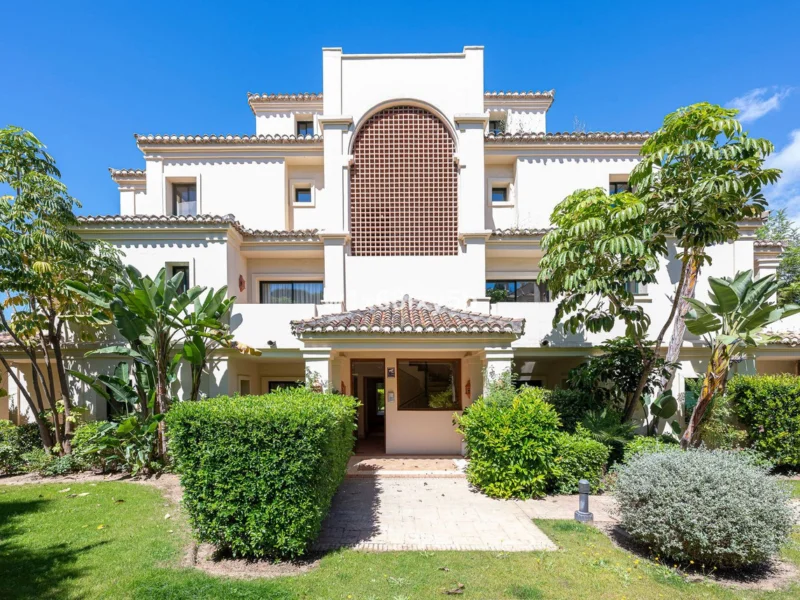 3 Bedroom Apartment with Terrace for Sale in Benahavís