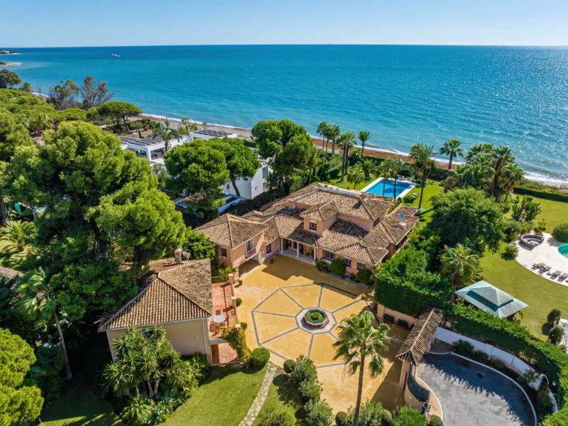 9 Bedroom Private Villa for Sale in El Paraíso, Estepona