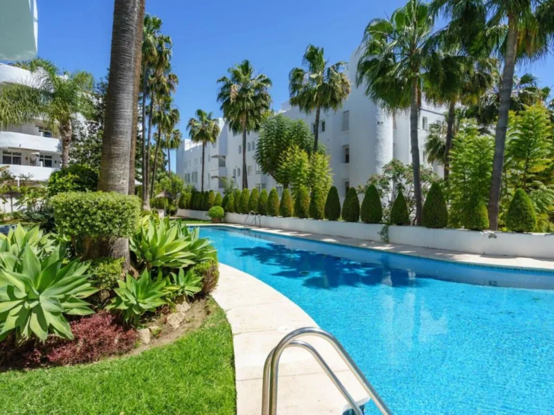 4 Bedroom Apartment with Terrace for Sale in Milla de Oro, Marbella