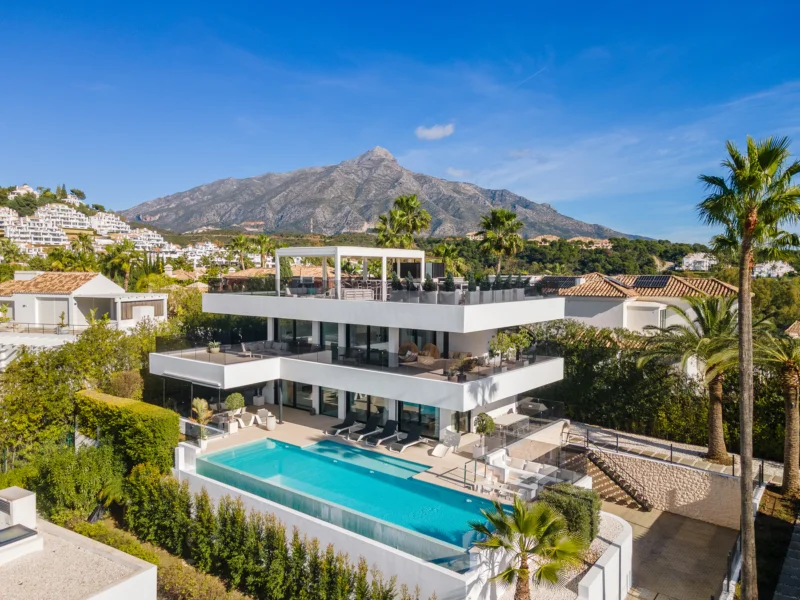 5 Bedroom Private Villa with Terrace for Sale in Nueva Andalucía, Marbella