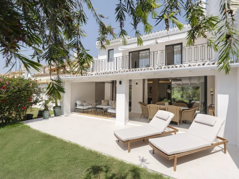 4 Bedroom Private Villa with Terrace for Sale in Nueva Andalucía, Marbella