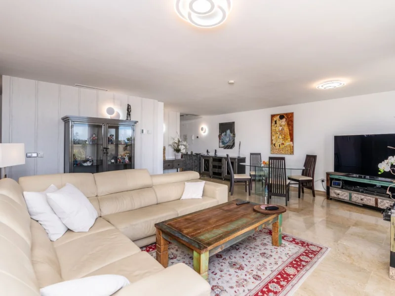 4 Bedroom Apartment with Terrace for Sale in Los Almendros, Benahavís