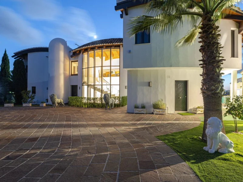 8 Bedroom Private Villa with Terrace for Sale in Los Flamingos, Benahavís