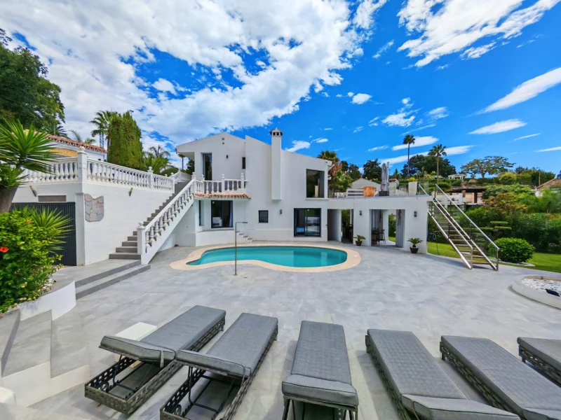4 Bedroom Private Villa for Sale in El Rosario, Marbella
