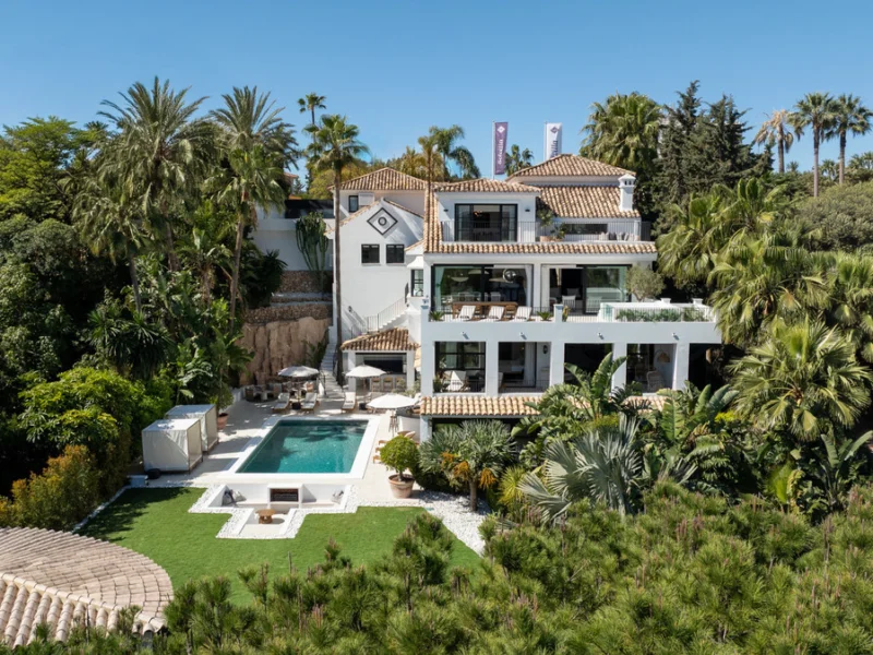 6 Bedroom Private Villa with Terrace for Sale in Nueva Andalucía, Marbella