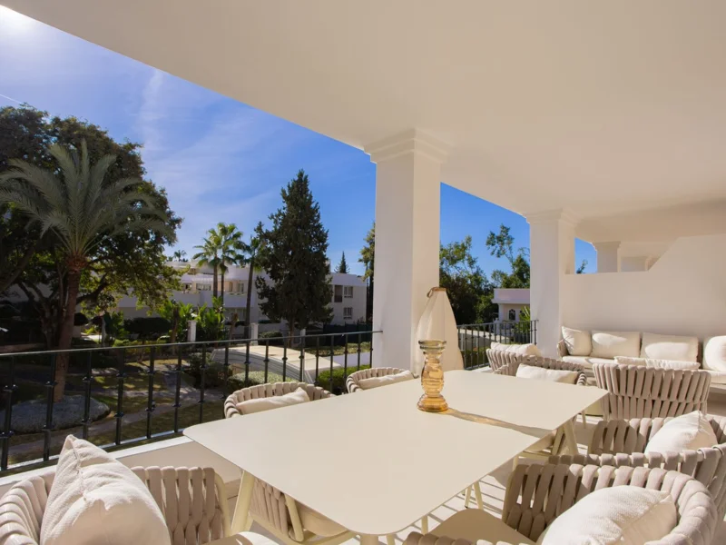 4 Bedroom Apartment with Terrace for Sale in Nueva Andalucía, Marbella