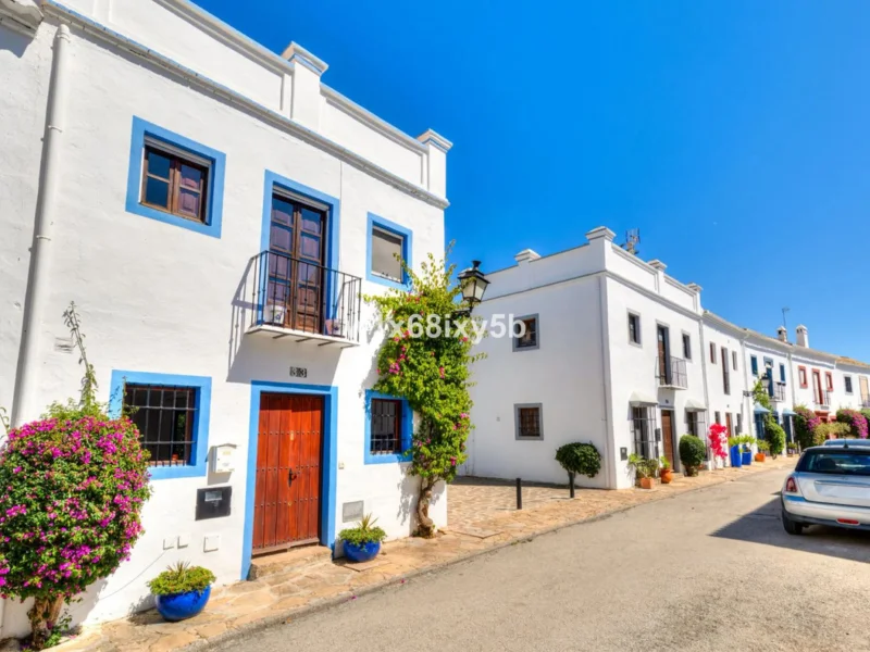 2 Bedroom Private Villa with Terrace for Sale in Nueva Andalucía, Marbella