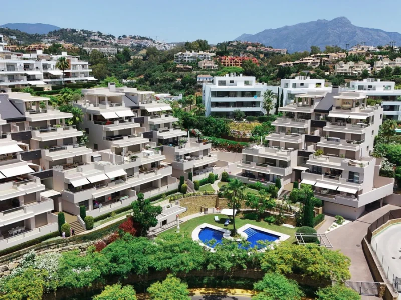 3 Bedroom Apartment with Terrace for Sale in Benahavís