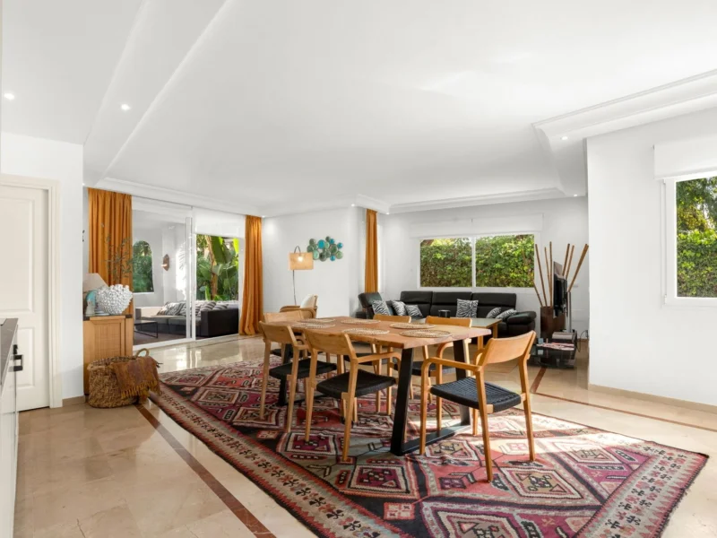 3 Bedroom Apartment with Terrace for Sale in Jardines de Ventura del Mar, Puerto Banús, Marbella