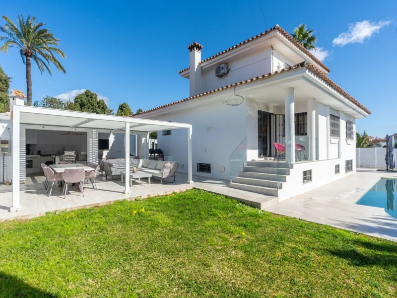 5 Bedroom Private Villa for Sale in Atalaya, Estepona