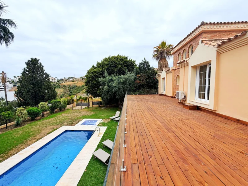 Furnished 5 Bedroom Private Villa for Rent in El Paraíso, Estepona