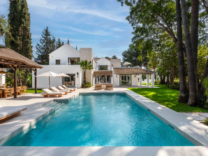 Villa privada de 5 dormitorios con terraza en venta en Nueva Andalucía, Marbella