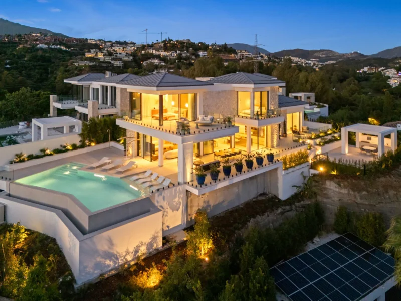 5 Bedroom Private Villa with Terrace for Sale in La Quinta, Benahavís