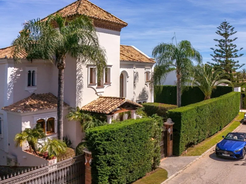 5 Bedroom Private Villa with Terrace for Sale in Atalaya, Estepona