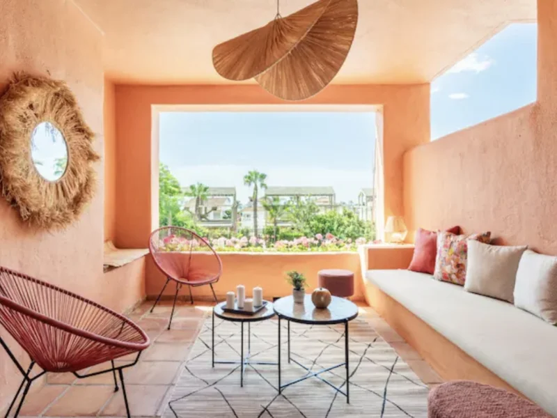 Furnished 2 Bedroom Apartment for Rent in Oasis de Marbella, Milla de Oro, Marbella