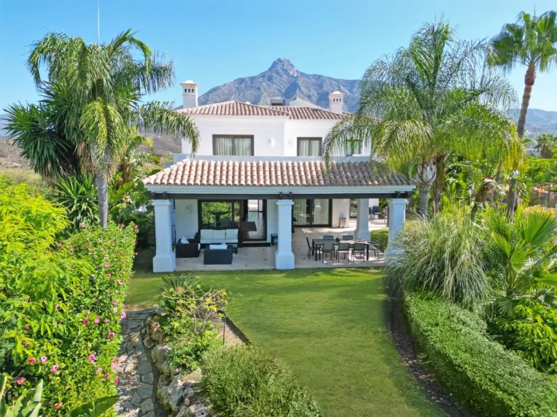 5 Bedroom Private Villa with Terrace for Sale in Milla de Oro, Marbella