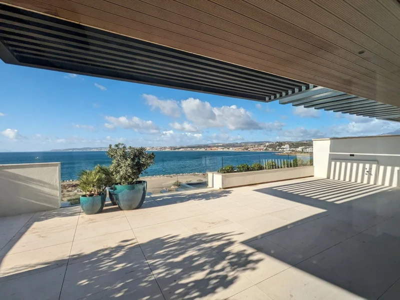 2 Bedroom Apartment with Terrace for Sale in La Alqueria, Estepona