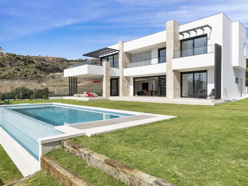 4 Bedroom Private Villa with Terrace for Sale in Benahavís