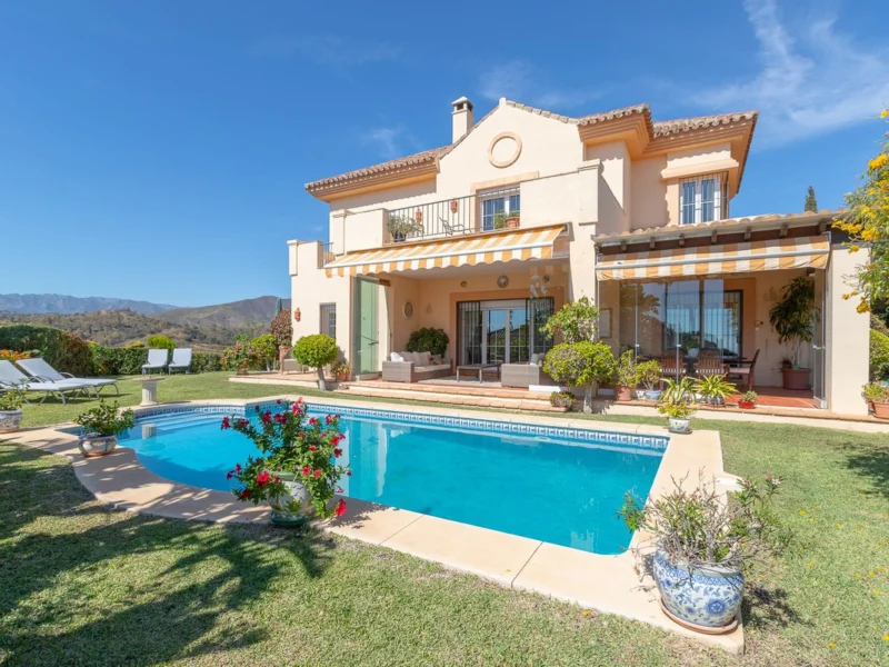 5 Bedroom Private Villa with Terrace for Sale in Elviria, Marbella