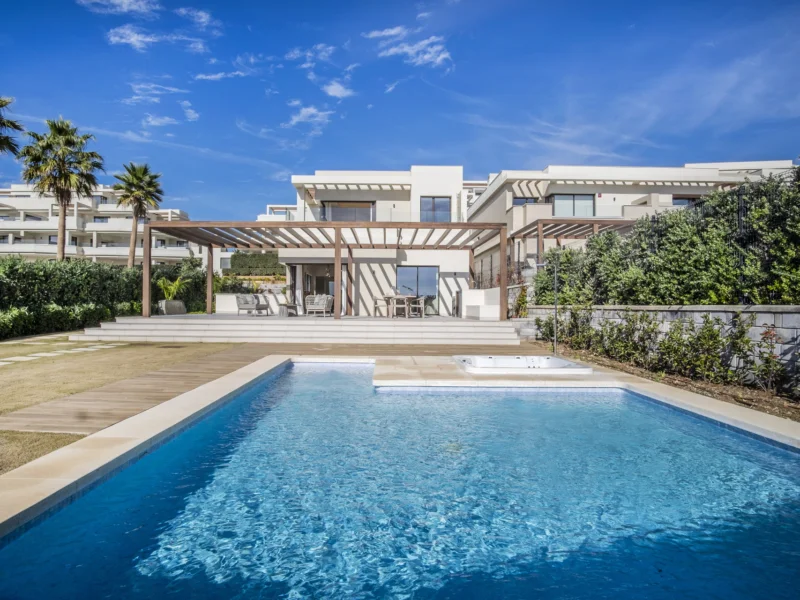 4 Bedroom Private Villa with Terrace for Sale in Velaya, Estepona