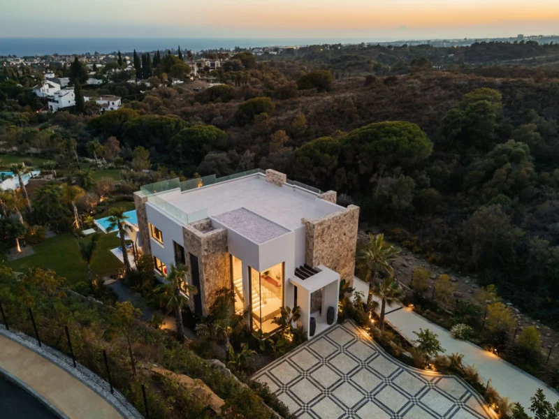 5 Bedroom Private Villa with Terrace for Sale in Milla de Oro, Marbella