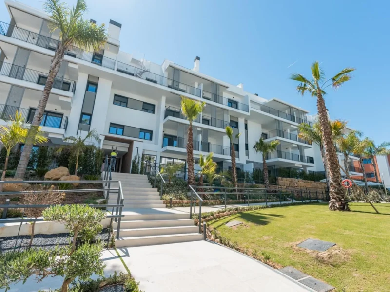3 Bedroom Apartment with Terrace for Sale in Estepona
