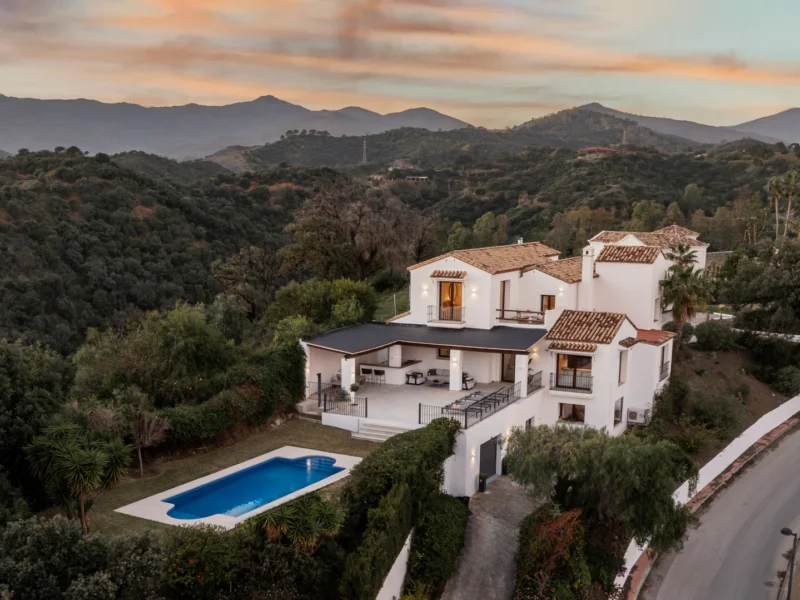 5 Bedroom Private Villa for Sale in Estepona
