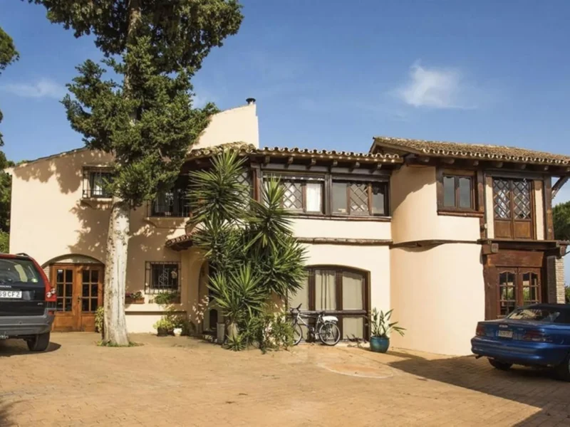 5 Bedroom Private Villa with Terrace for Sale in Artola, Marbella