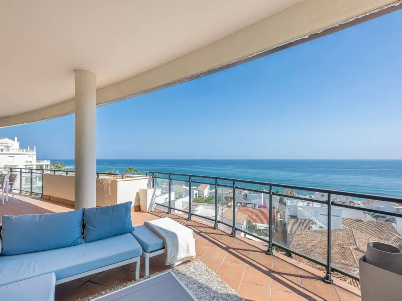 3 Bedroom Apartment with Terrace for Rent in Estepona