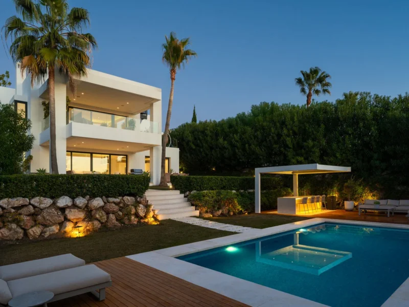 6 Bedroom Private Villa with Terrace for Sale in Nueva Andalucía, Marbella