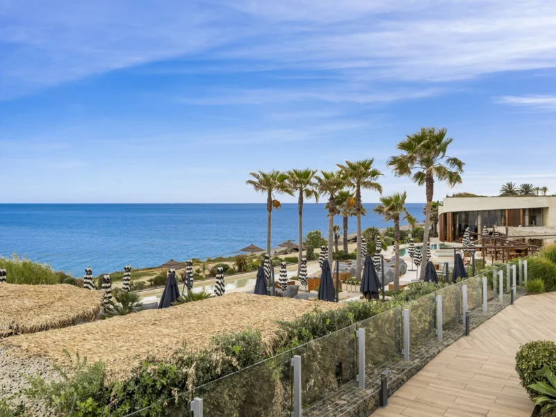 2 Bedroom Apartment with Terrace for Sale in Estepona