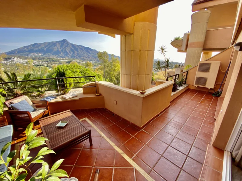 Furnished 2 Bedroom Apartment with Terrace for Rent in Nueva Andalucía, Marbella
