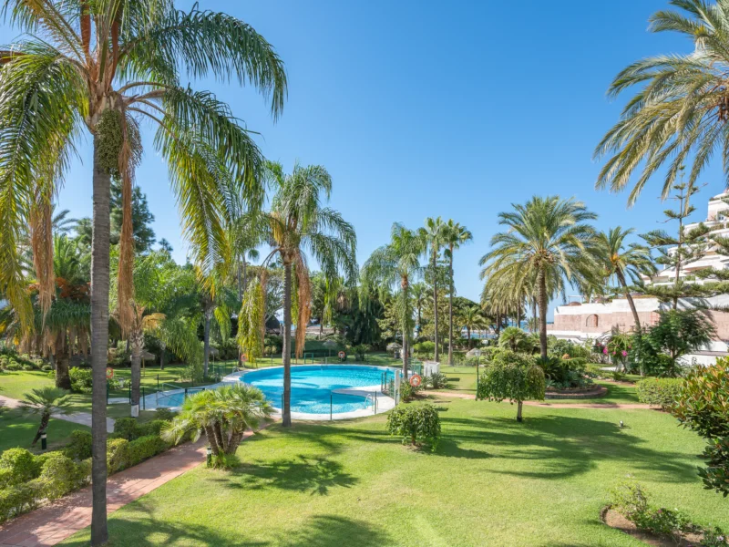 6 Bedroom Apartment for Sale in Puerto Banús, Marbella