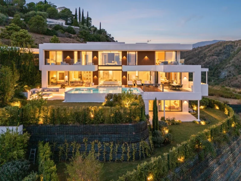 6 Bedroom Private Villa with Terrace for Sale in La Quinta, Benahavís