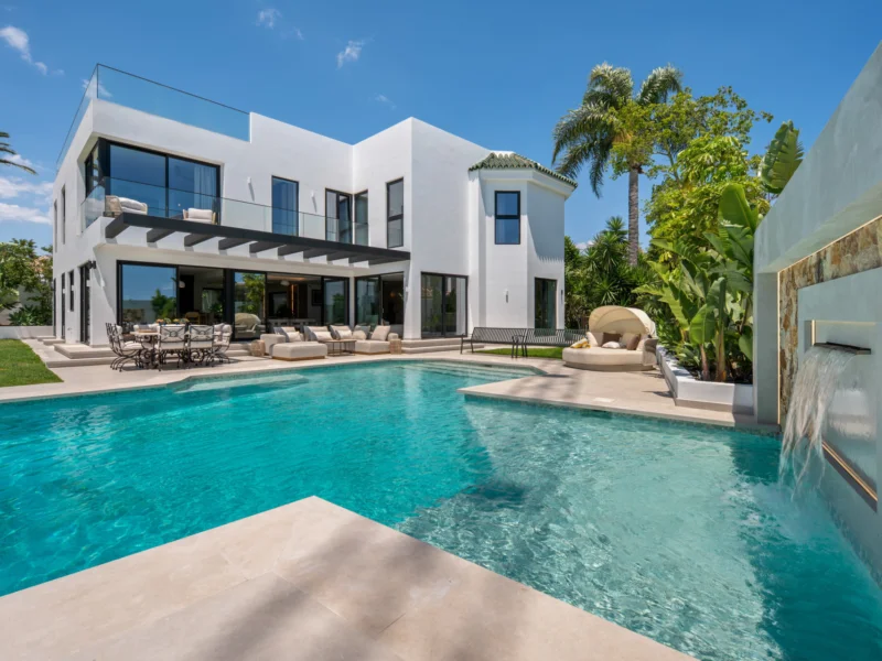 6 Bedroom Private Villa with Terrace for Sale in Estepona