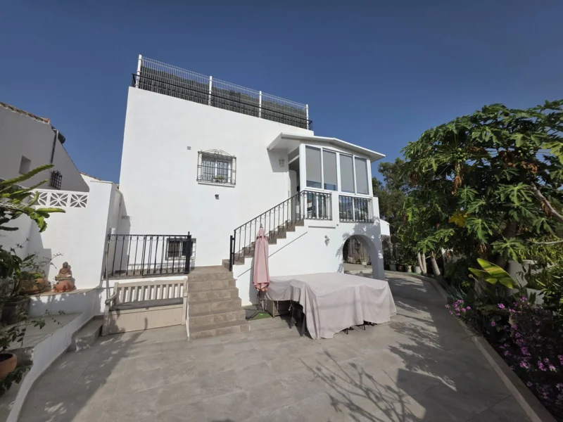 3 Bedroom Private Villa for Sale in El Padron, Nueva Milla de Oro, Estepona