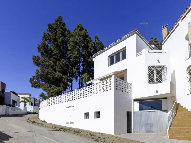 3 Bedroom Private Villa with Terrace for Sale in Cabopino, Marbella