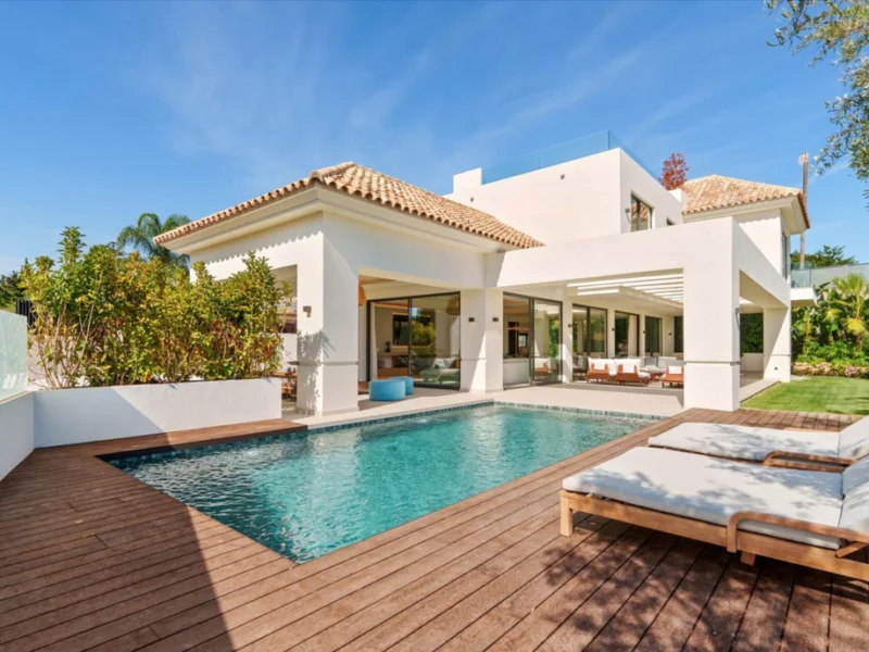 5 Bedroom Private Villa with Terrace for Sale in San Pedro de Alcántara