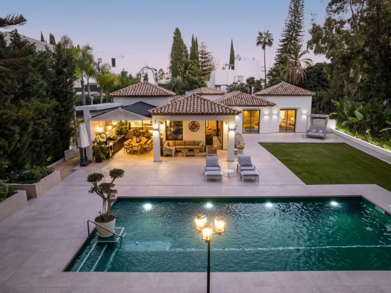 5 Bedroom Private Villa with Terrace for Sale in Nueva Andalucía, Marbella