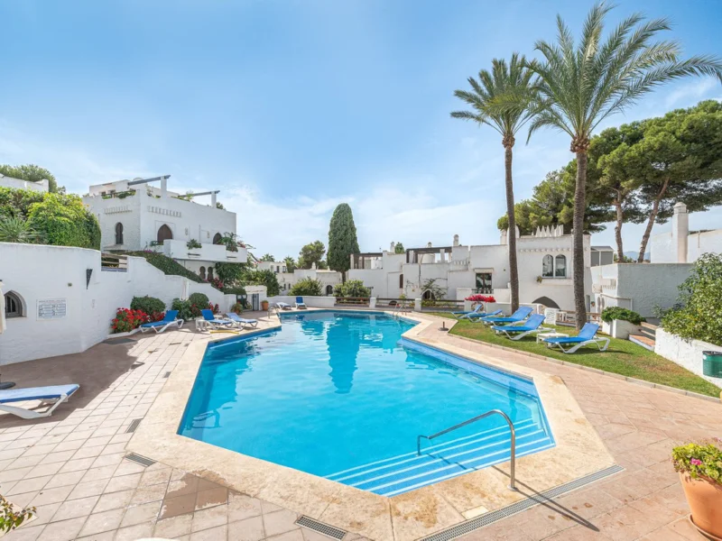 3 Bedroom Private Villa with Terrace for Sale in Nueva Andalucía, Marbella