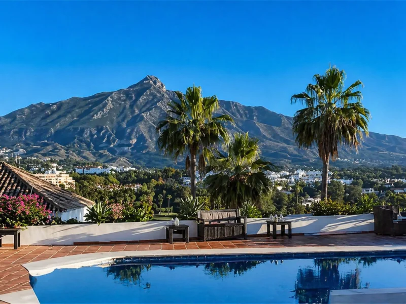 5 Bedroom Private Villa with Terrace for Sale in Nueva Andalucía, Marbella