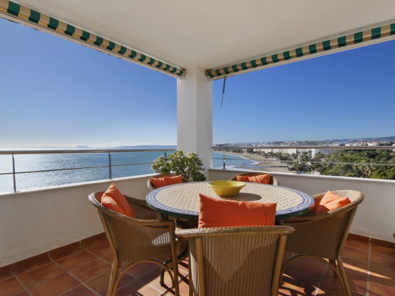 3 Bedroom Apartment with Terrace for Sale in Estepona