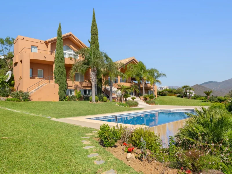 5 Bedroom Private Villa for Sale in La Mairena, Marbella