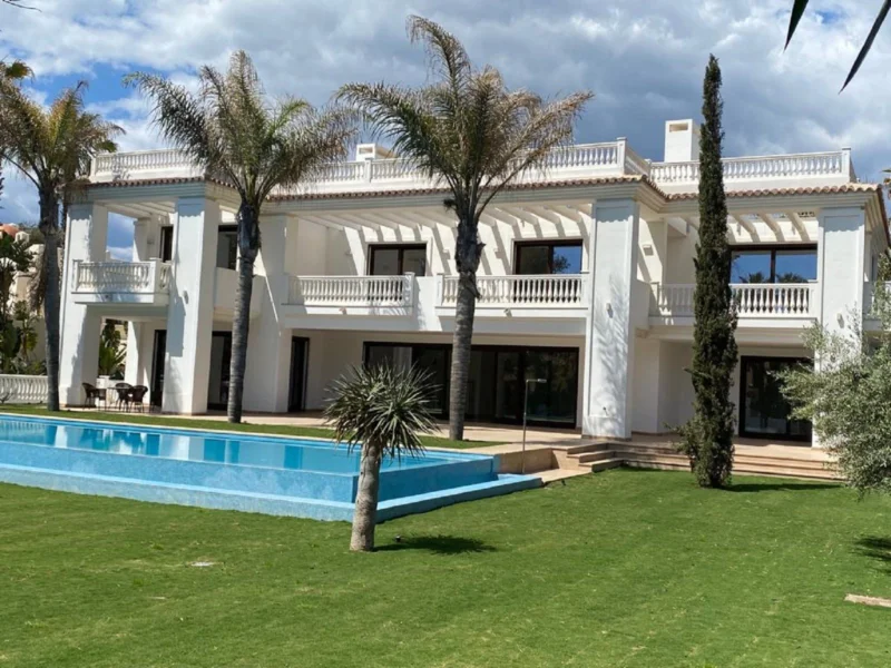 6 Bedroom Private Villa for Sale in Estepona