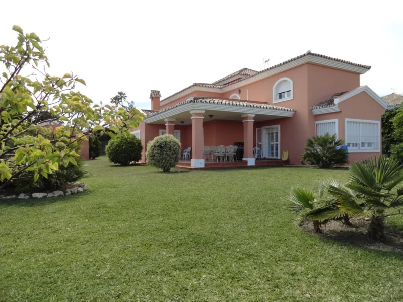 4 Bedroom Private Villa for Sale in Estepona