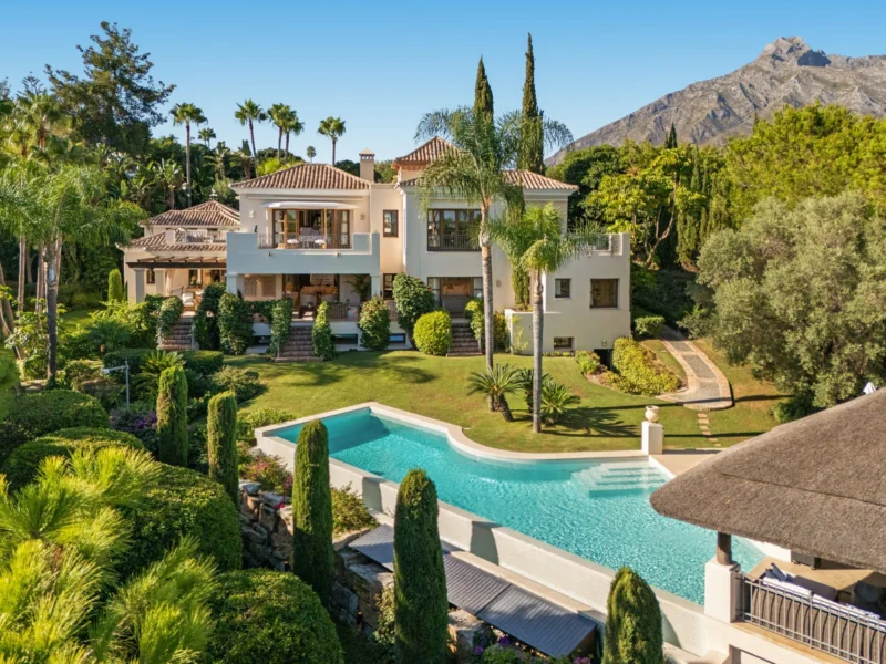 6 Bedroom Private Villa with Terrace for Sale in Milla de Oro, Marbella
