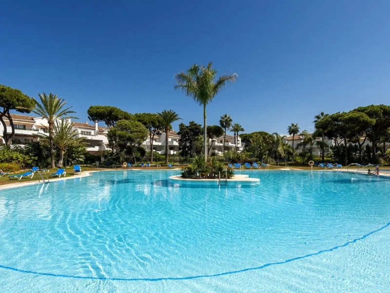 2 Bedroom Apartment with Terrace for Sale in El Presidente, Nueva Milla de Oro, Estepona